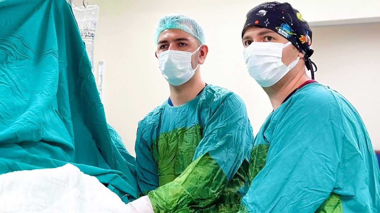 Aşırı terlemeye cerrahi çözüm: Küçük kesilerle uygulanıyor