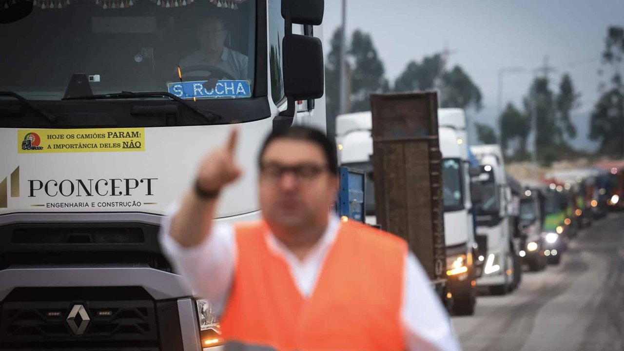 Portekiz'de artan yakıt fiyatlarını protesto etmek için yüzlerce kamyon gösteri düzenledi