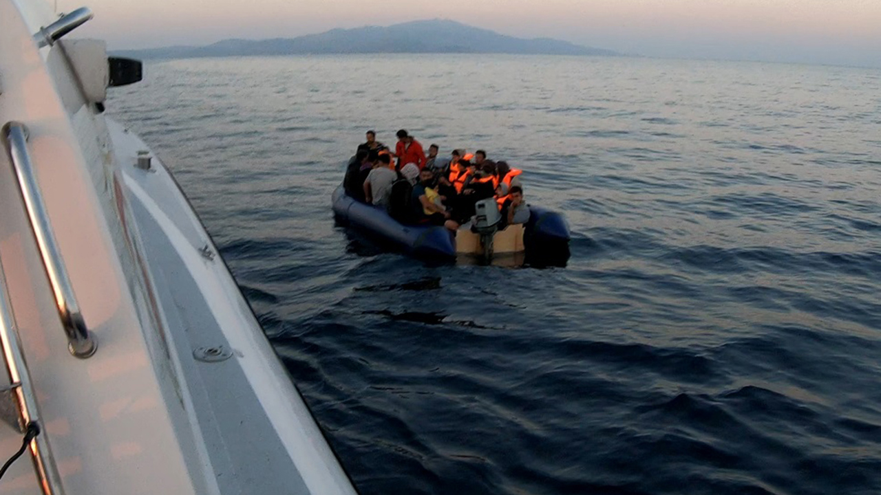 Çanakkale açıklarında arıza yapan bottan 14 düzensiz göçmen kurtarıldı