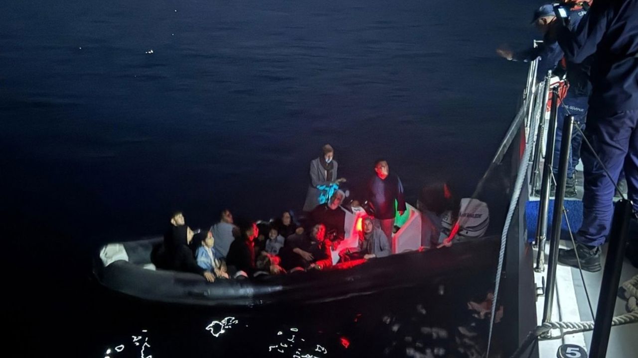 Çanakkale açıklarında 14 düzensiz göçmen kurtarıldı