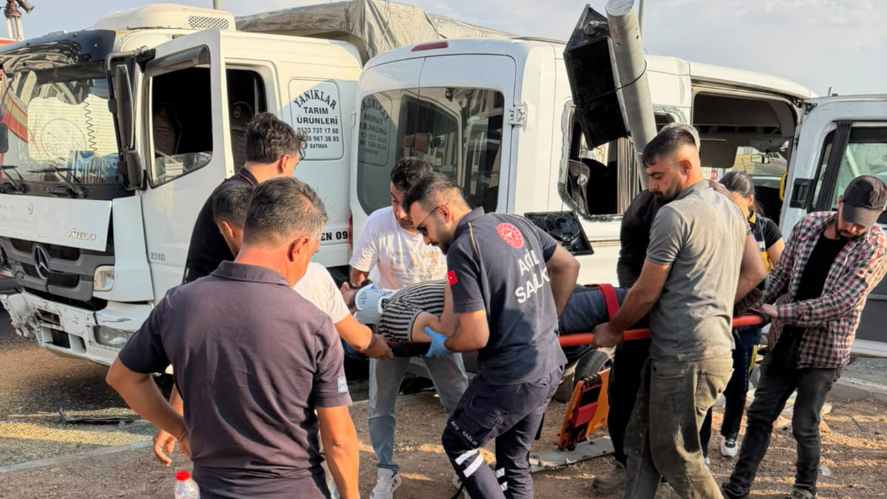 Batman'da tır ile minibüs çarpıştı: 6 yaralı