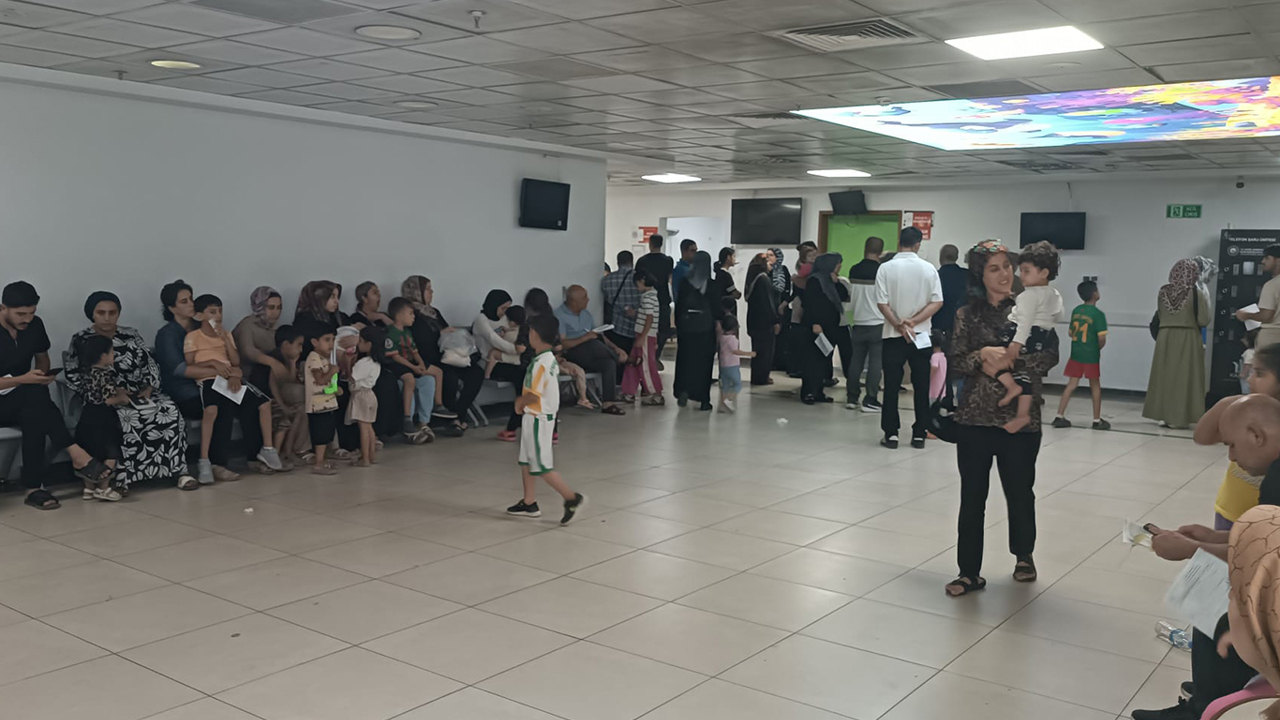 Acil serviste yüzlerce hasta 2 doktorun muayenesini bekliyor