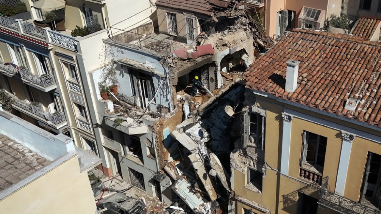 Yunanistan'da patlamanın ardından yıkılan binada 4 kişi öldü, 2 kişi kayıp