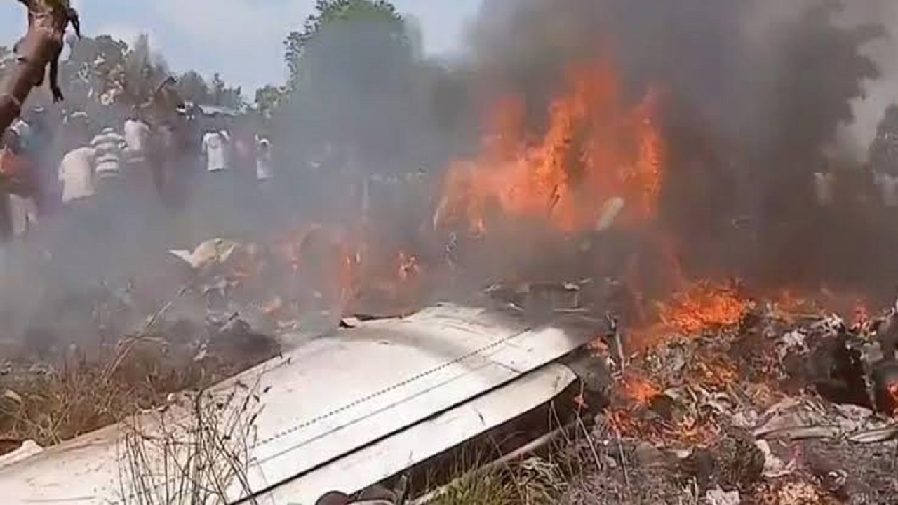 Kongo'da yolcu uçağı yerleşim alanına düştü: 2'si korgeneral 17 kişi öldü