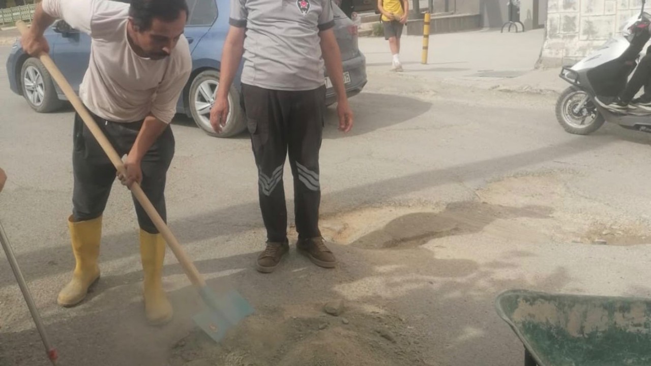 Mardin’de altyapı çalışmaları sonrası onarılmayan çukuru halk kendi imkanlarıyla kapattı