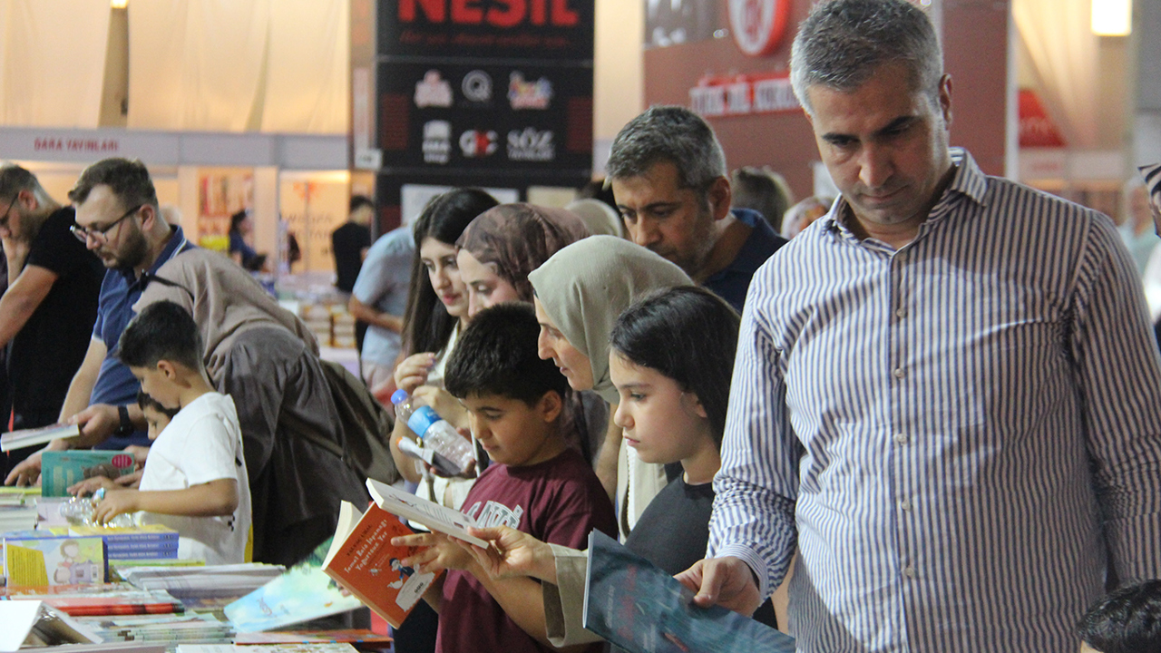 Kitapseverlerden ailelere çağrı: Çocuklar kitaplarla iç içe olmalı