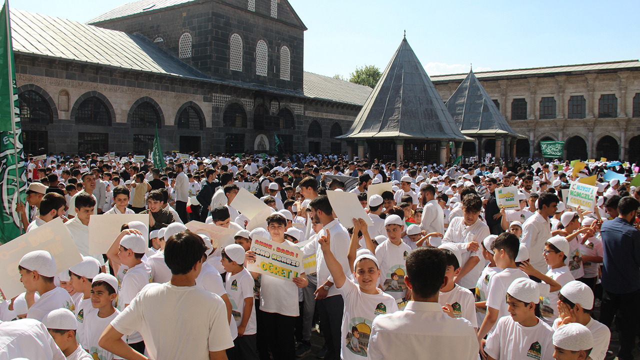 "Hayat Namazla Güzeldir" kursunu başarıyla bitiren çocukların namaz sevinci