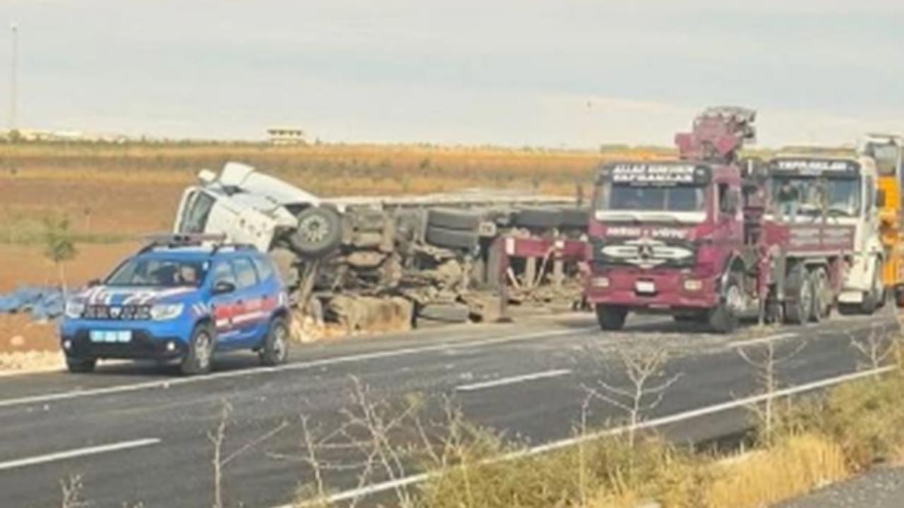 Şanlıurfa'da akü yüklü tır devrildi