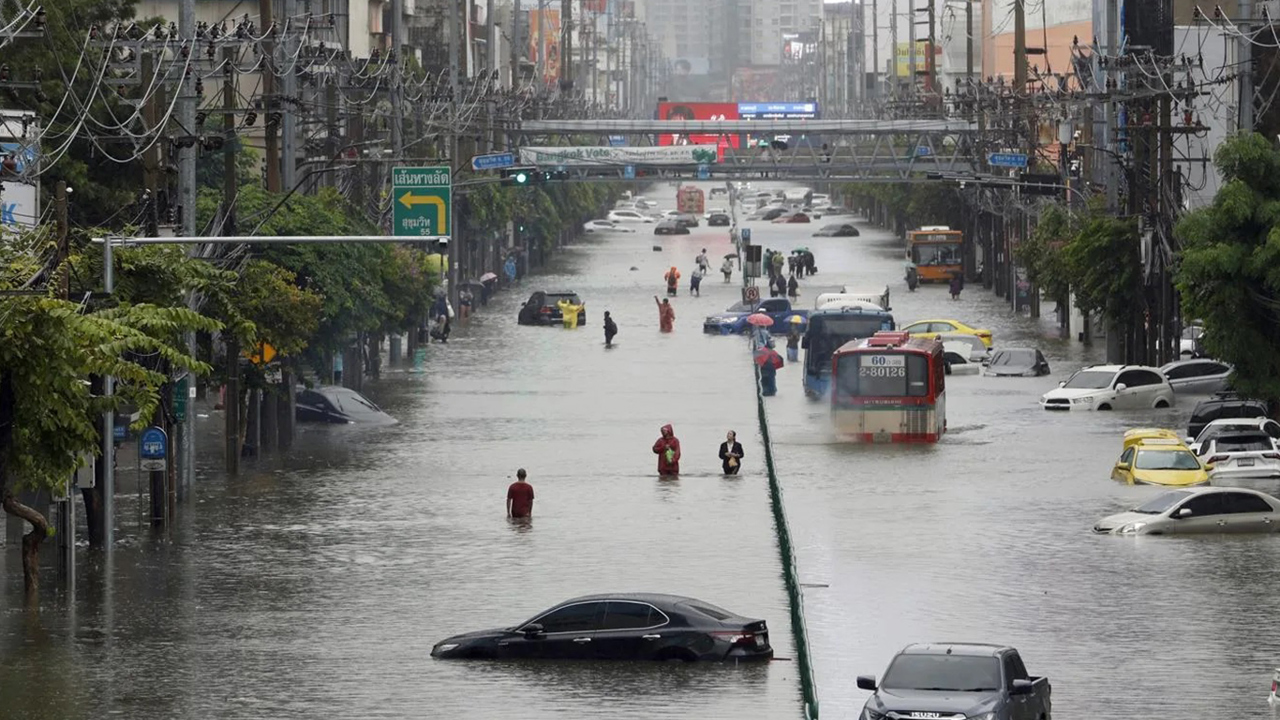 Tayland'ın başkenti Bangkok sular altında: Sel felaketinden 700 bin kişi etkilendi