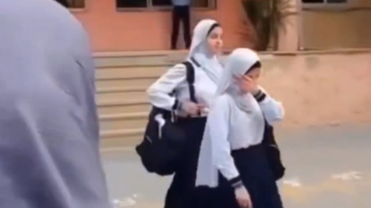 Azerbaycan'da başörtüsü yasağı: Öğrenciler okula alınmadı
