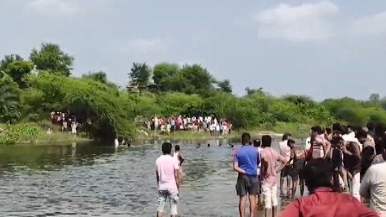 Hindistan'da nehirde ritüel yapan 5 kişi boğuldu