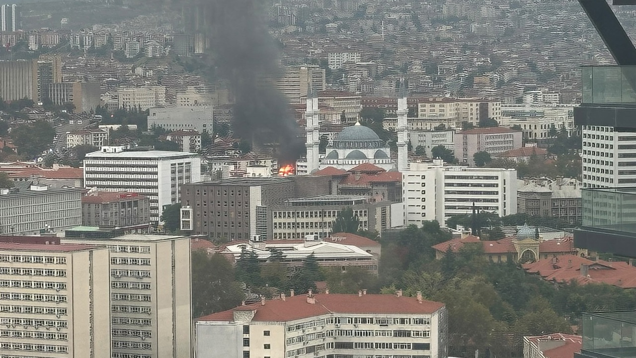 Ankara'da kentsel dönüşüm nedeniyle yıkılan dükkanda çıkan yangın metruk binaya sıçradı
