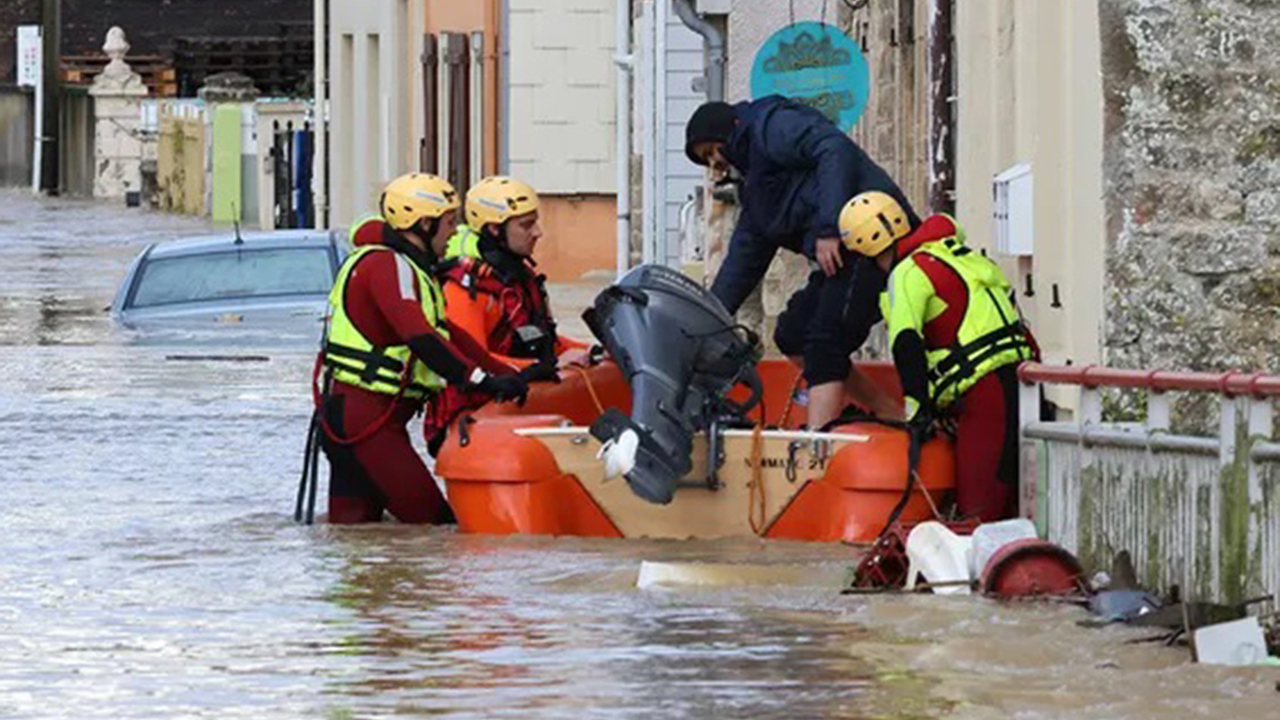 Fransa'da sel ve fırtına etkili oluyor: 4 vilayette alarm seviyesi artırıldı