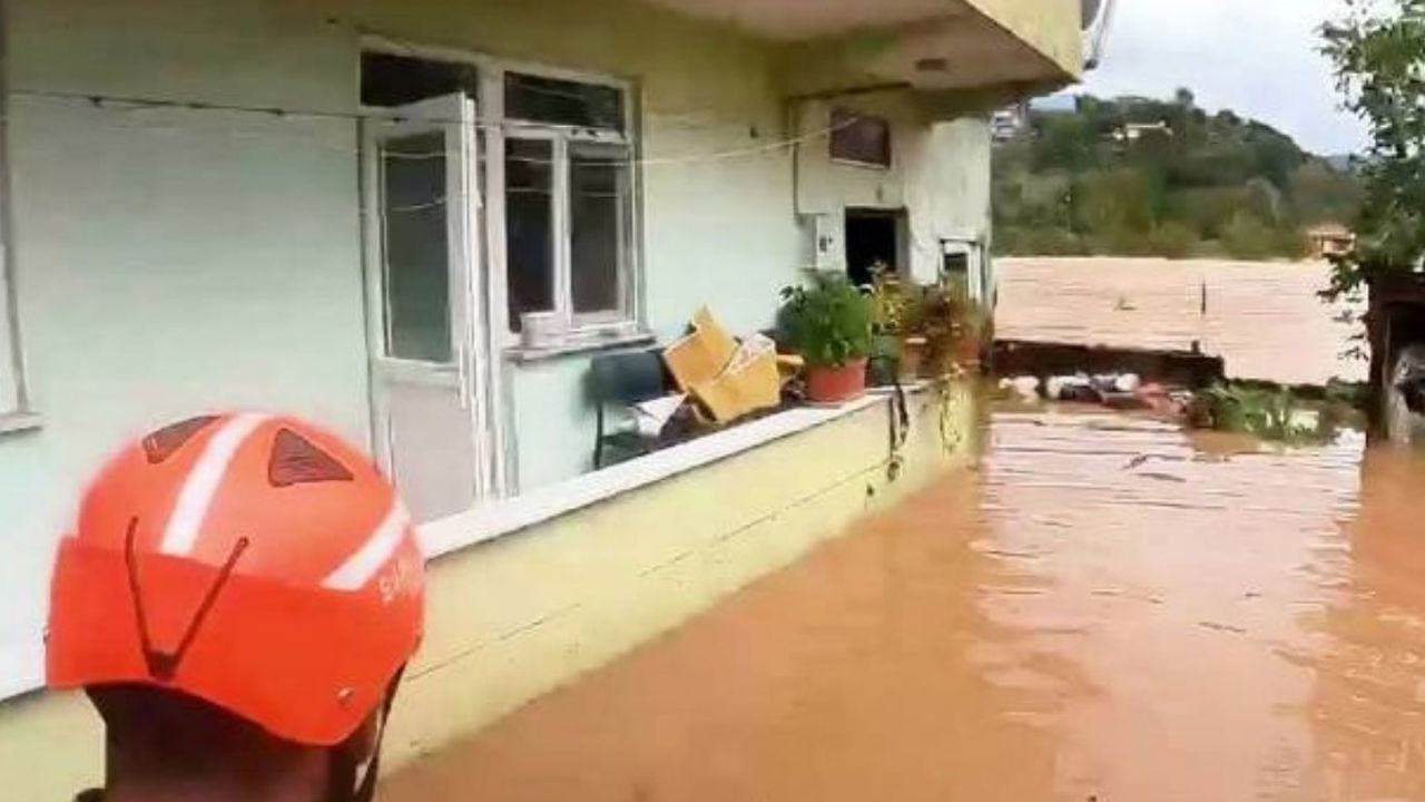 Sakarya'da selde mahsur kalan 4 kişi kurtarıldı