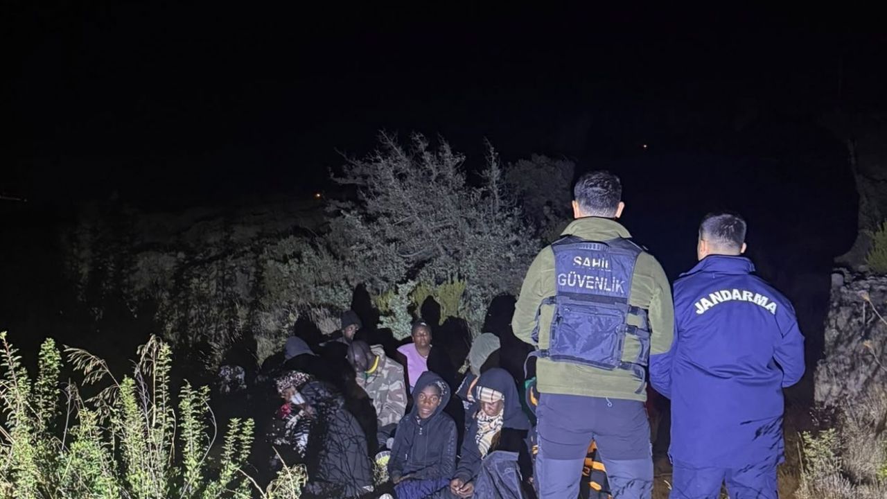 İzmir'de 25 düzensiz göçmen yakalandı