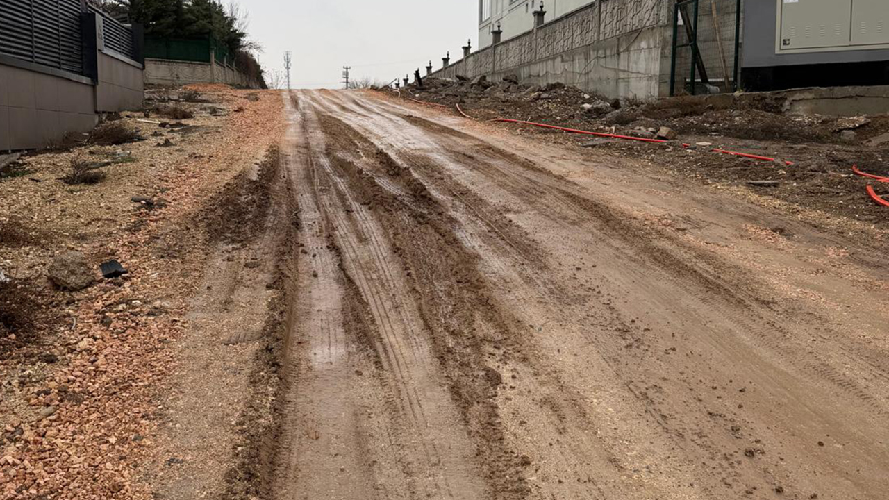 Yıllardır yapılmayan yol mahalle sakinlerini mağdur ediyor
