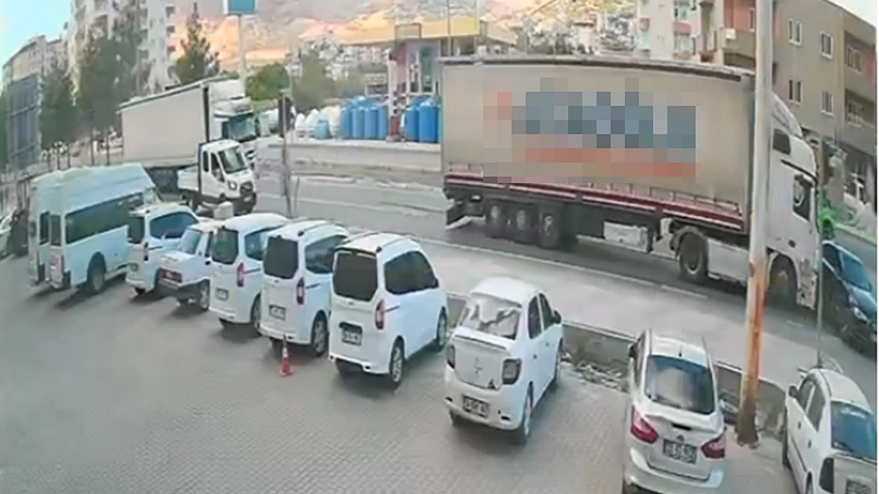 Batman'da tır ile taksinin çarpıştığı kazada bir kişi yaralandı