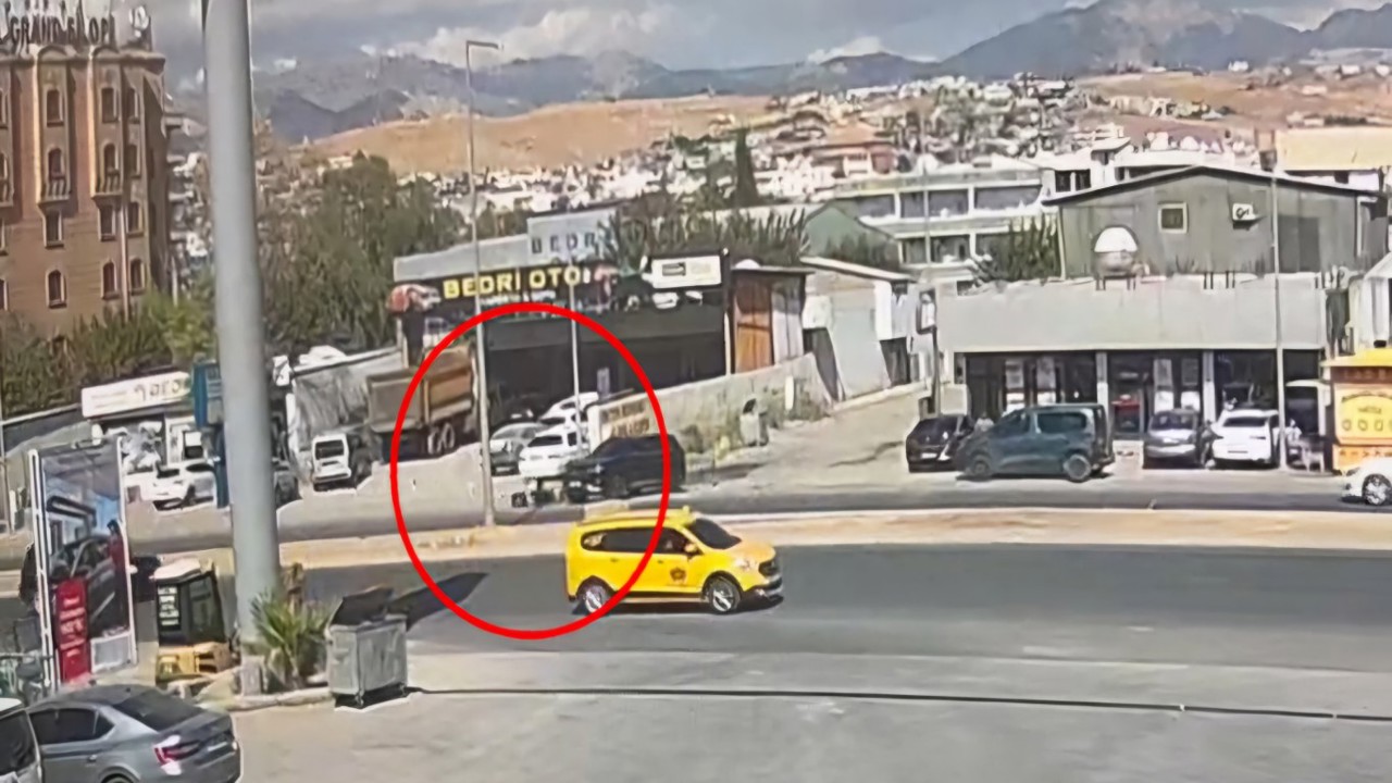 Silopi’de elektrikli motosiklet  otomobilin altında kaldı