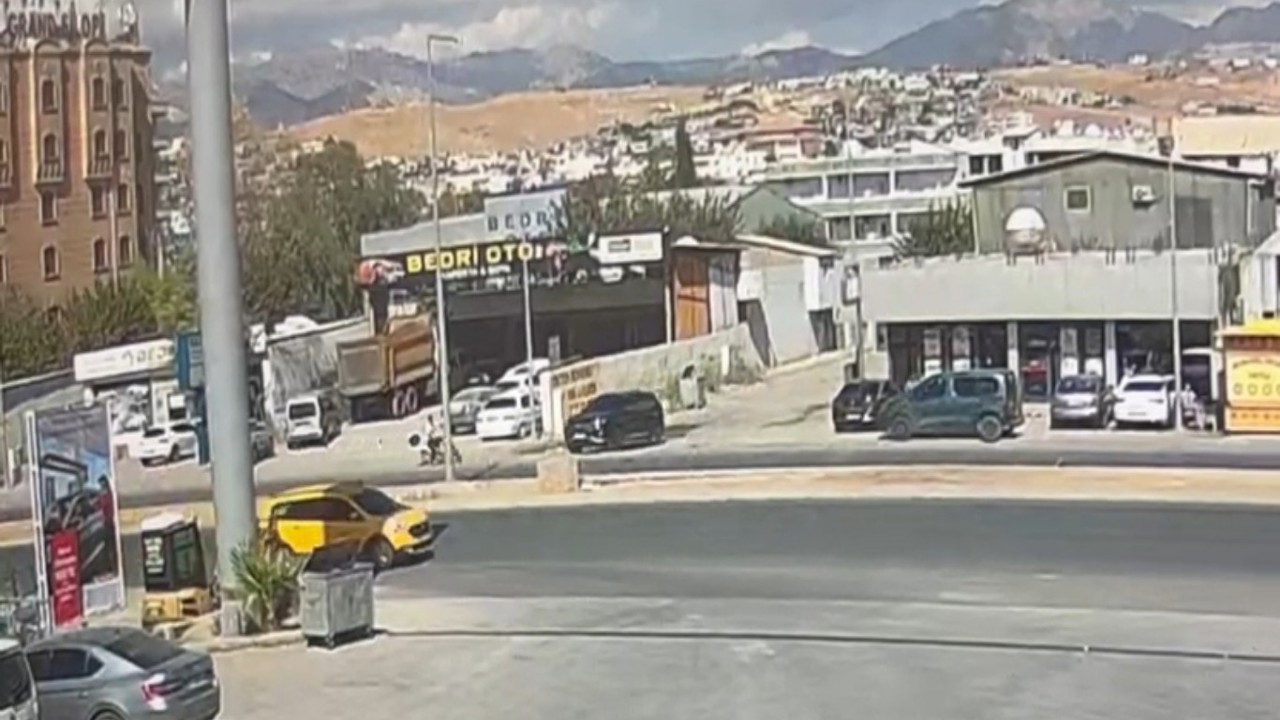 Silopi’de elektrikli motosiklet  otomobilin altında kaldı