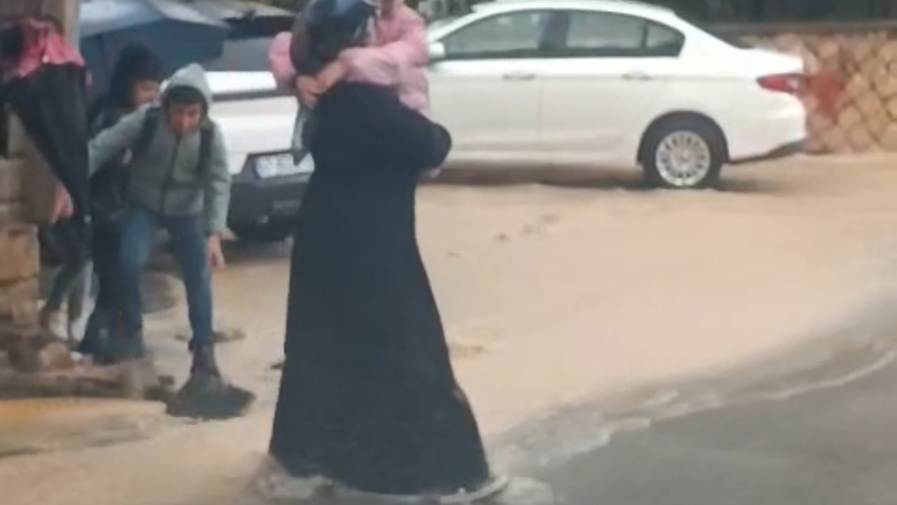 Mardin'de yağmurda yürek ısıtan görüntü