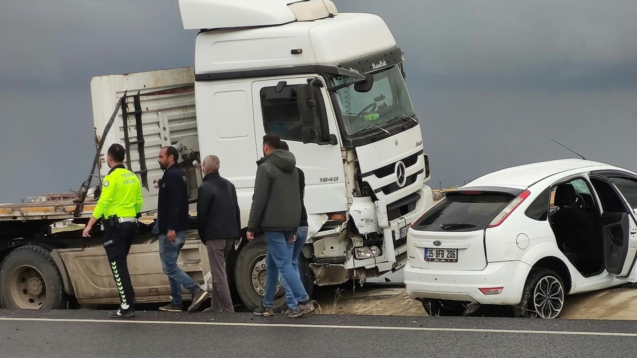 Diyarbakır'da otomobil ile tır çarpıştı