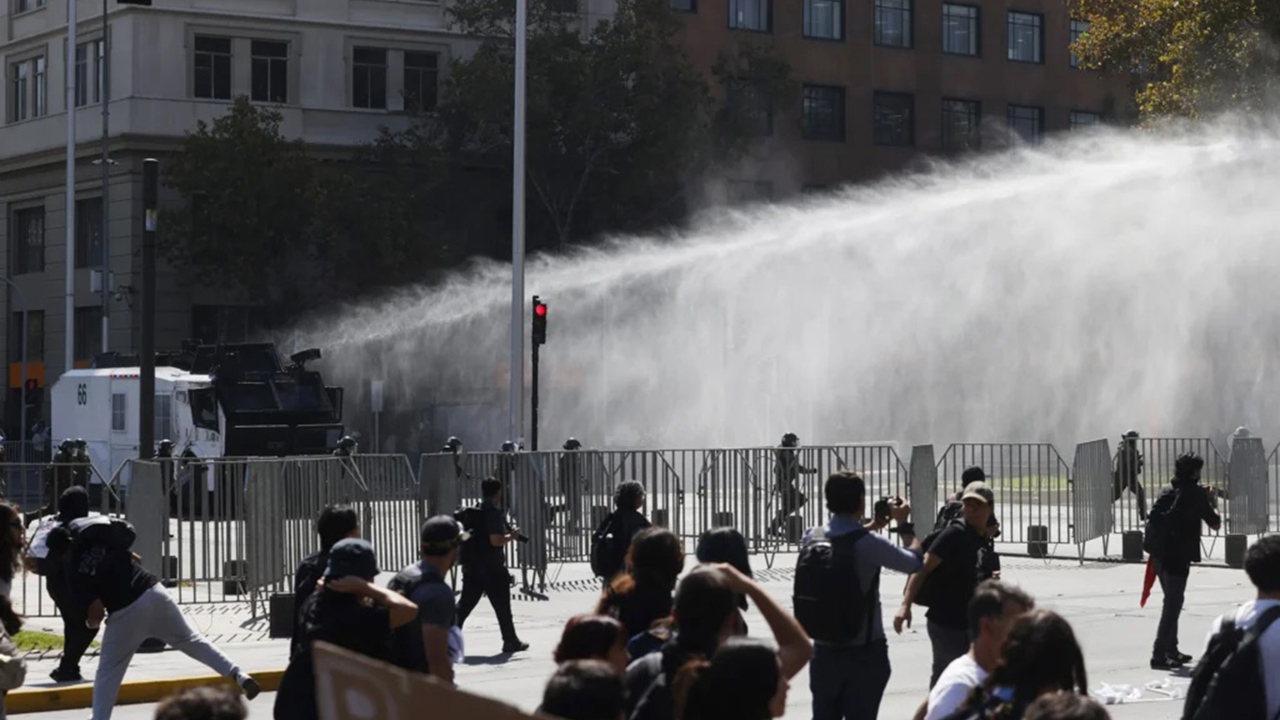  Şili’de sokaklar karıştı: Öğrencilerden eğitim bütçesinde olası kesintilere karşı protesto