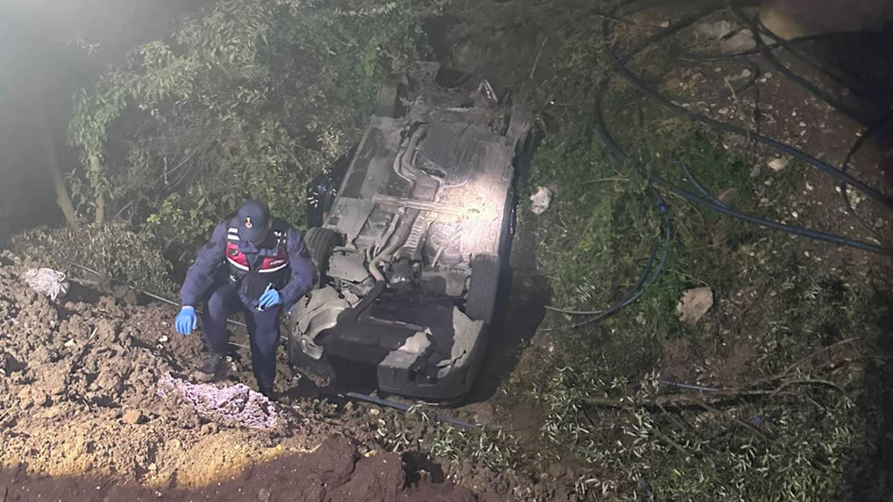 Batman’da uçuruma yuvarlanan otomobilde sıkışan sürücü kurtarıldı