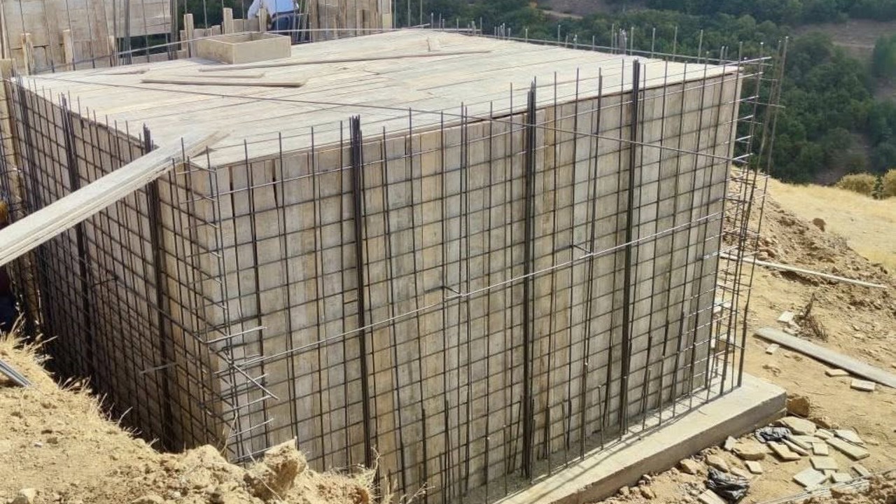 İçmeler köyünde içme suyu deposu yapım çalışmaları sürüyor

