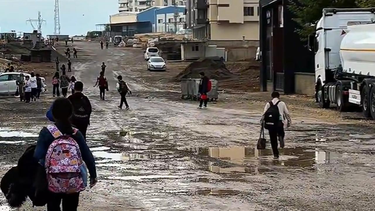 HÜDA PAR'dan Batman'da "Kış gelmeden çocuklarımızı çamurdan kurtaralım" çağrısı