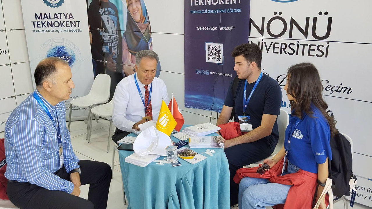 İnönü Üniversitesi Rektörü Akpolat TEKNOFEST'te gençlerle buluştu