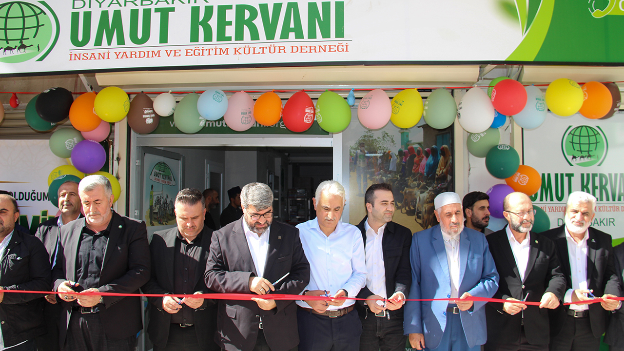 Umut Kervanı Diyarbakır'da sosyal market açtı
