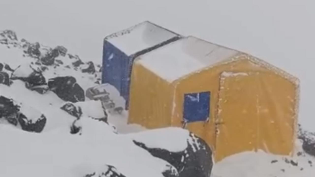 Dağcılar 4 bin 200 rakımda zirve için havaların düzelmesini bekliyor
