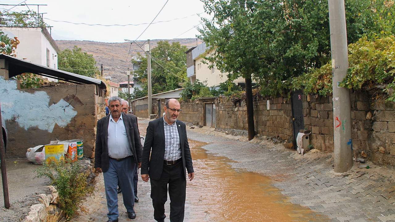 HÜDA PAR'dan Silvan Belediyesine yol tepkisi: Halkın uyarılarına rağmen parke taşı döşendi