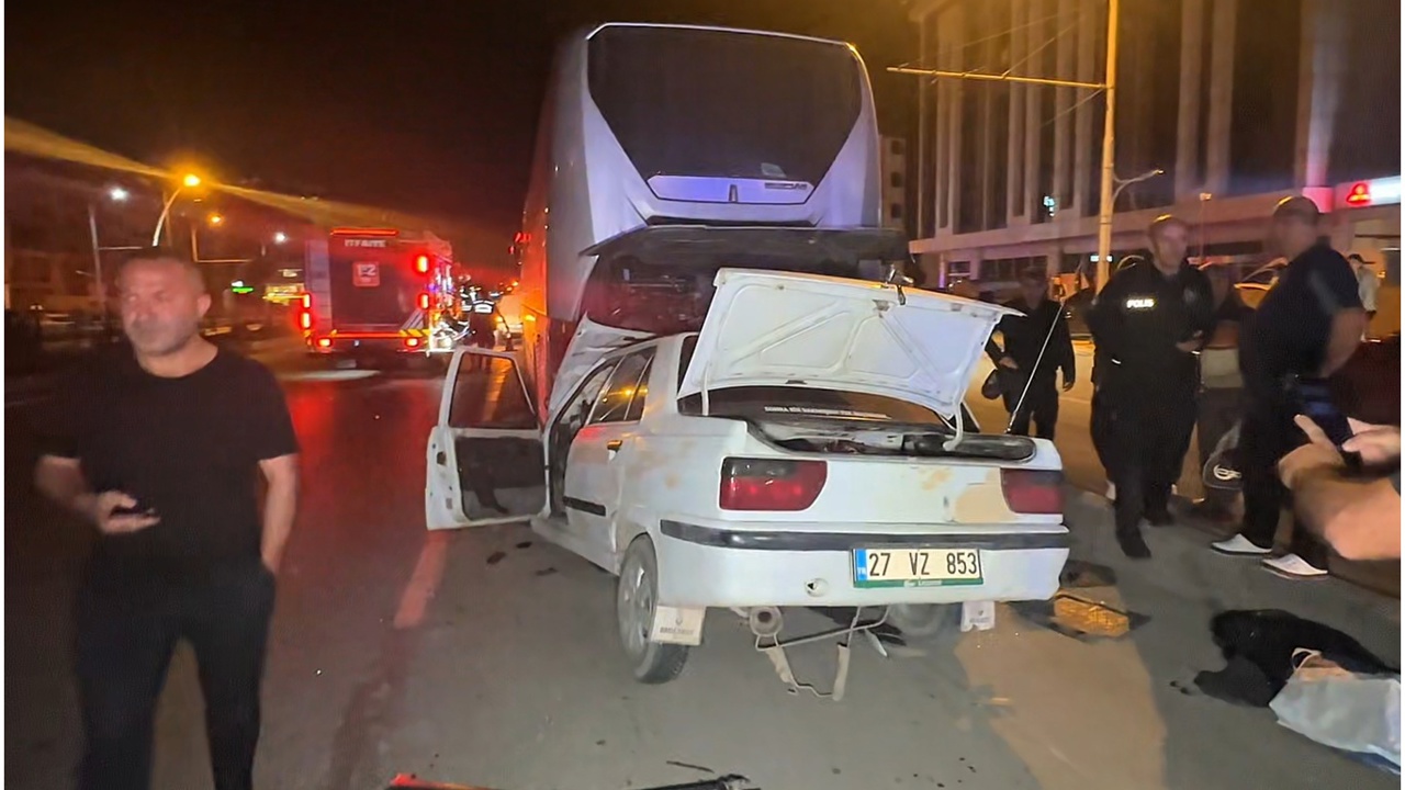 Arızalı otobüse otomobil çarptı: 3 yaralı