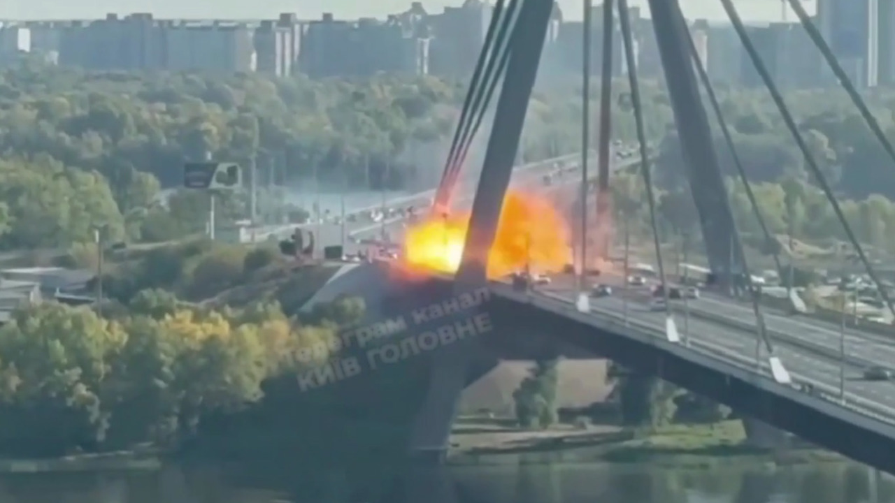 Rusya, Kiev’deki Kuzey Köprüsü’nü yeniden vurdu