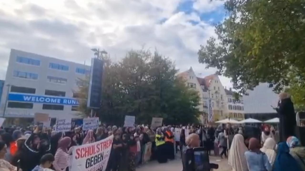 Avusturya'da başörtüsü yasağına tepki