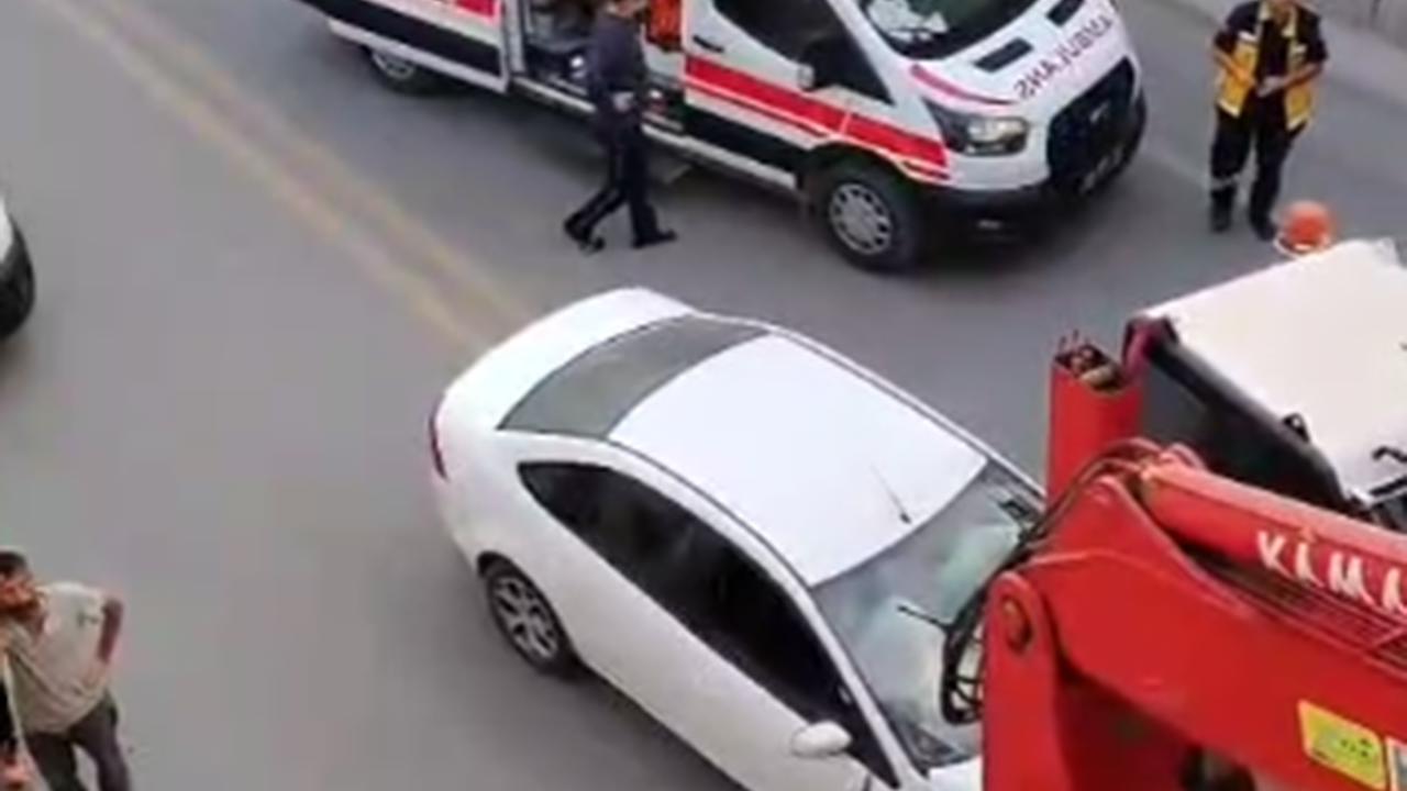 Malatya'da vinç yüklü kamyon köprüye çarptı: 2 yaralı