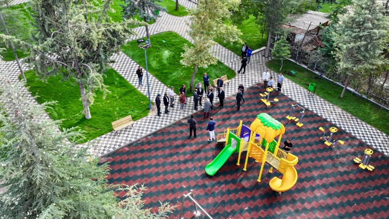 Yeşilyurt Belediyesi ilçedeki tüm parklarda yenileme çalışması başlattı  