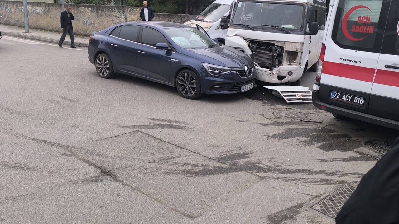 Batman'da minibüs ile otomobil çarpıştı: Bir yaralı