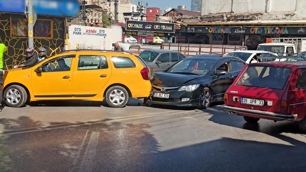 İzmir'de maddi hasarlı kaza