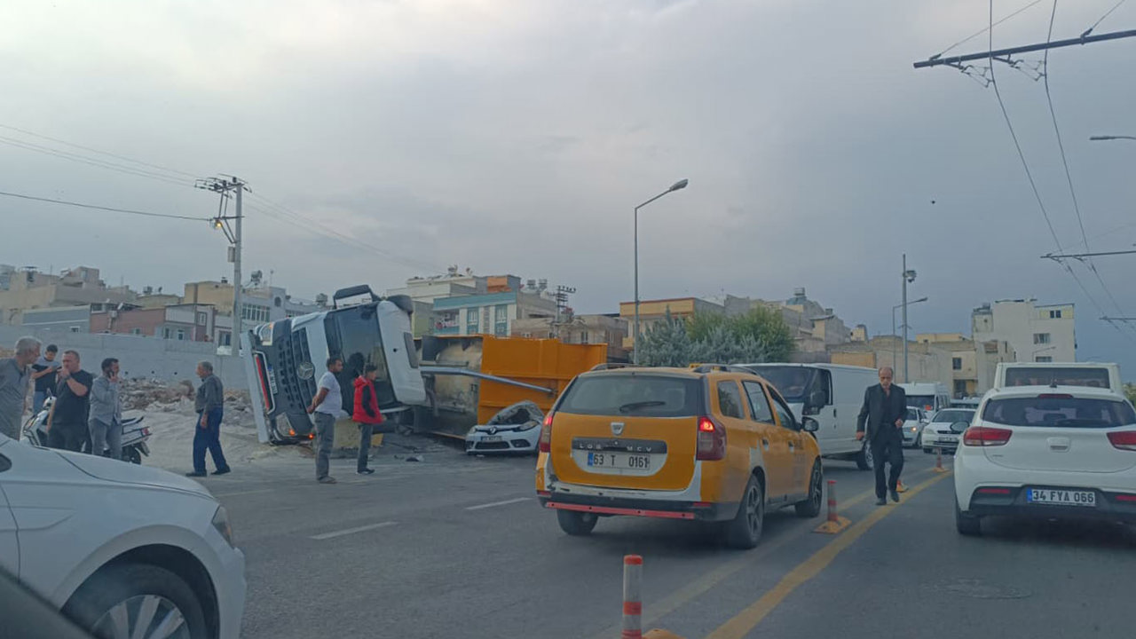 Şanlıurfa'da hafriyat kamyonu park halindeki otomobilin üzerine devrildi