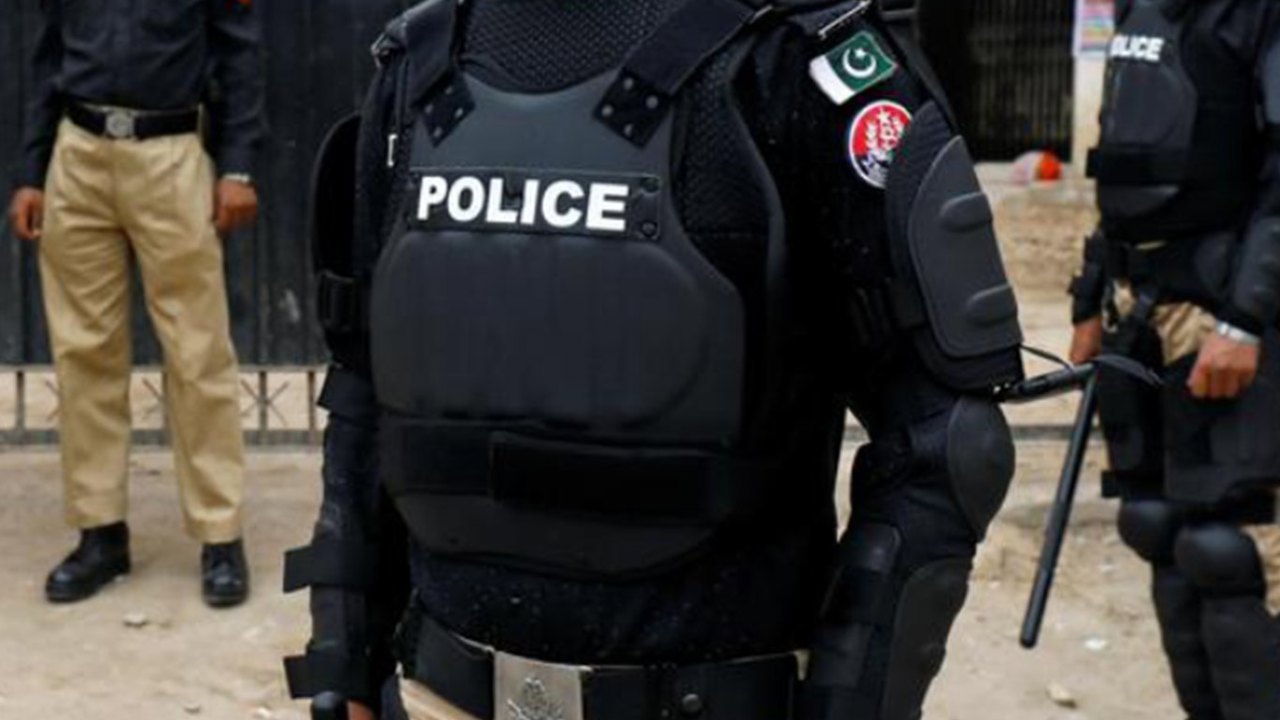 Pakistan'da 5 yetkili öldürüldü