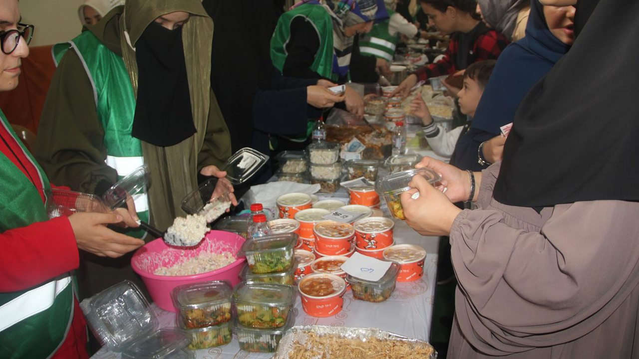 Bingöl’de Gazze yararına kermes ve karikatür sergisi