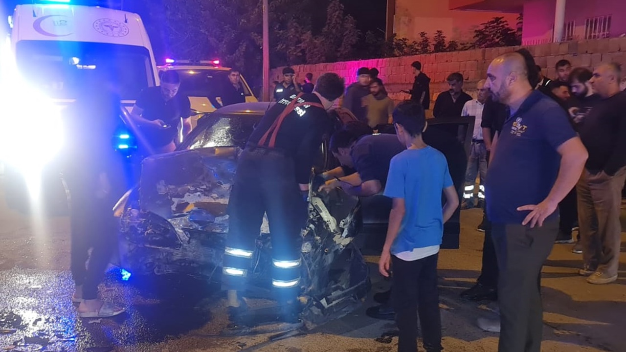 Batman'da hafif ticari araç ile otomobil çarpıştı: 3 yaralı