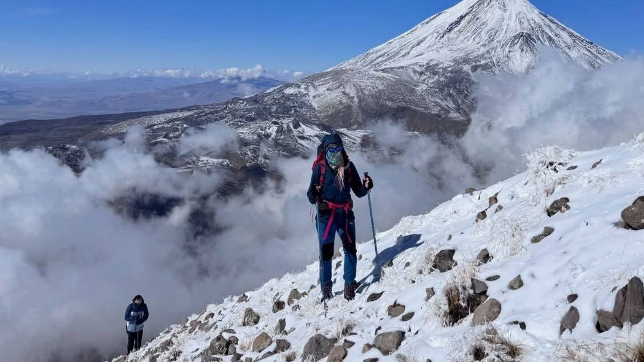 Dağcılar, bulutların arasından yükselen Ağrı Dağı'nı görüntüledi