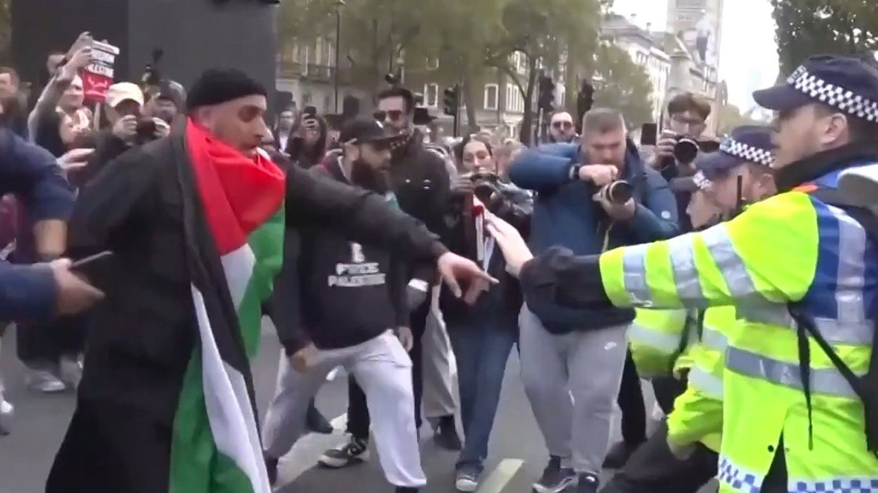 Londra'da düzenlenen Filistin yanlısı yürüyüşlerde 11 kişi gözaltına alındı