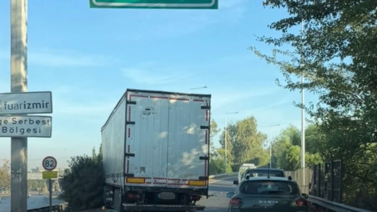Gaziemir'de tır refüje girdi