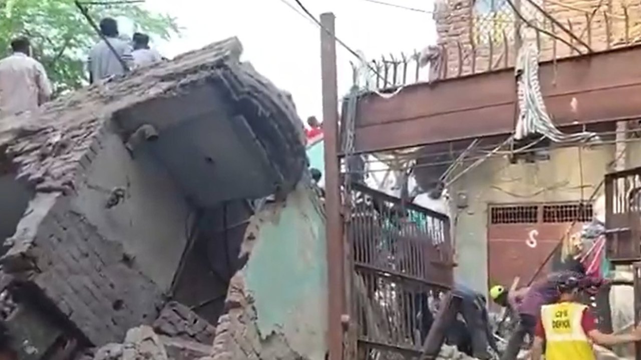 Hindistan'da bina çöktü: 4 ölü 8 yaralı