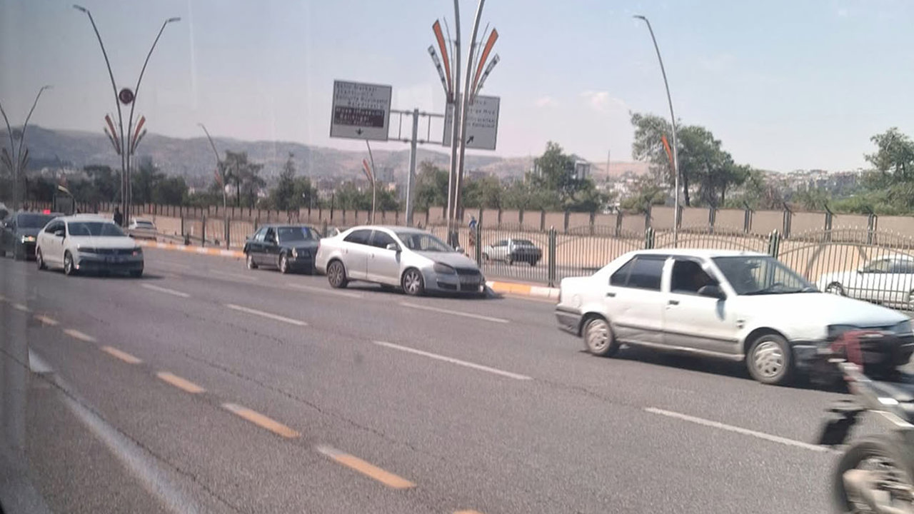 Şanlıurfa'da 3 aracın karıştığı zincirleme trafik kazası