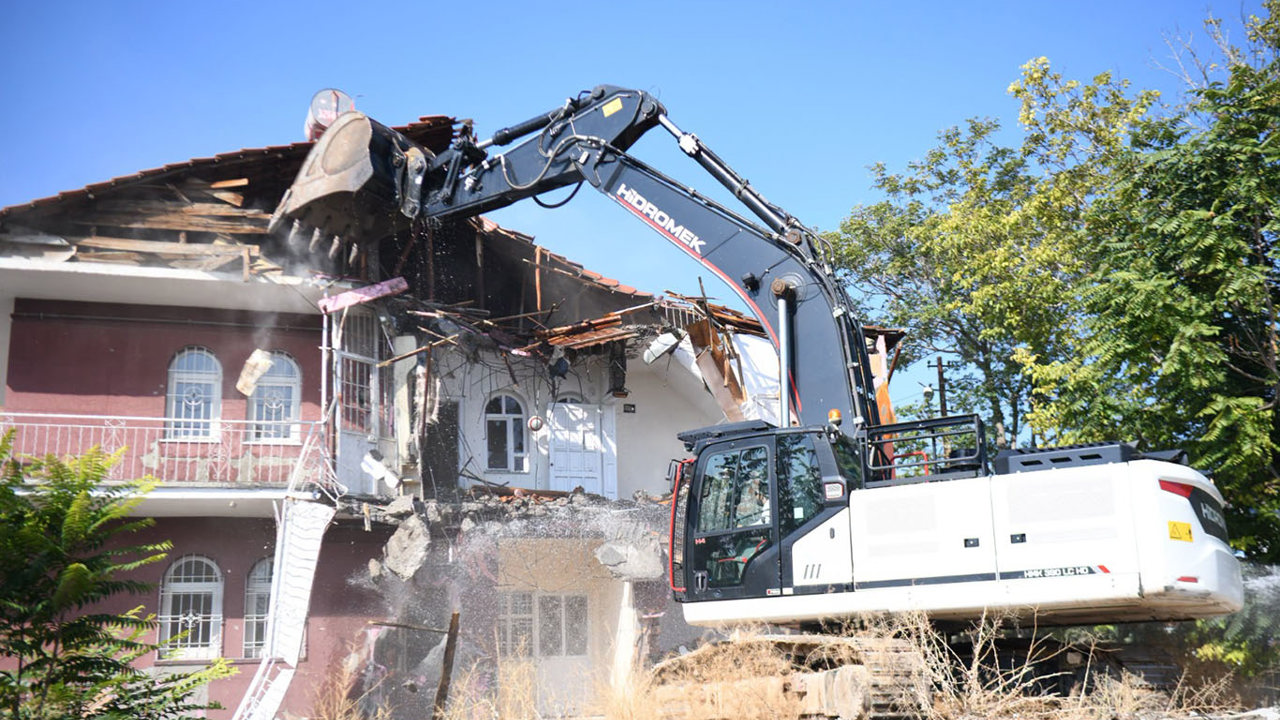 Malatya'da metruk yapı yıkıldı